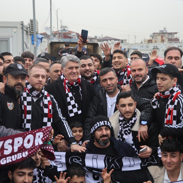 Depremzede çocukların yüzü Beşiktaş'ın hediyeleriyle güldü