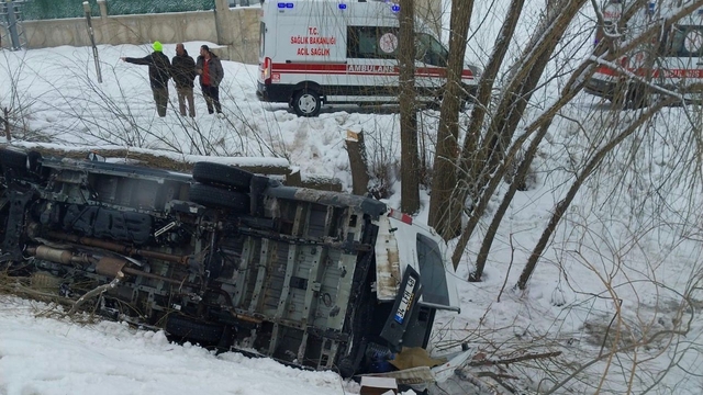 Muş'ta işçi servisi şarampole yuvarlandı: 6 yaralı