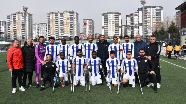 Engellerini ampute futbolla aşıyorlar