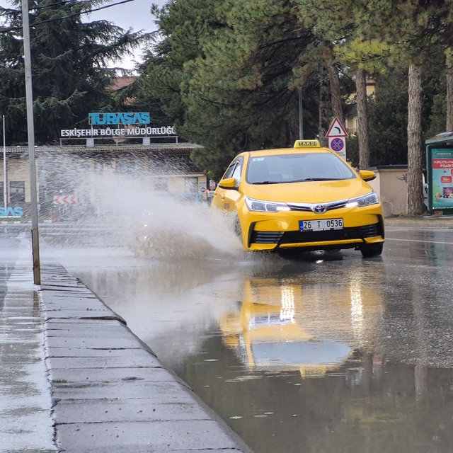 Eskişehir güne yağmurla başladı
Suyla kaplanan yollar sürücülere zorluk yaş...