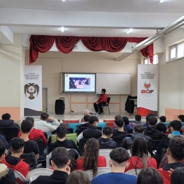 Kütahya'da "Gençlik ve Güvenli Gelecek" projesi kapsamında öğrencilere bilg...