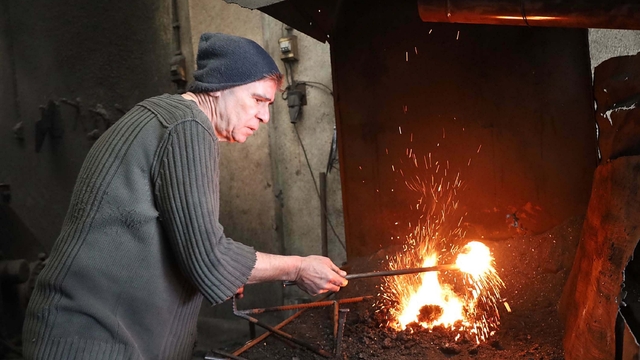 Turgutlu'nun son sıcak demir ustası: Bir daha dünyaya gelsem, yine demirci olurdum
