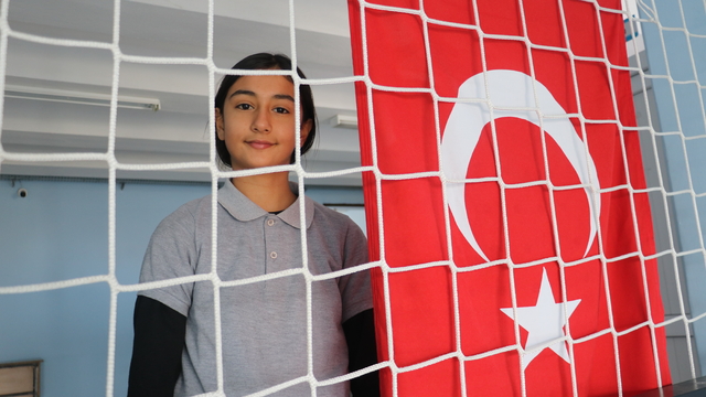 Diyarbakır'da 'bayrak' hassasiyeti ile gündeme gelen Kübra: Sevgiyle düzelttim