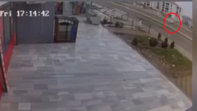 Diyarbakır'da takla atan otomobil yandı, sürücü yaralandı