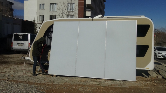 Güneş panellerinde devrim: Gündüz enerji, gece reklam paneli