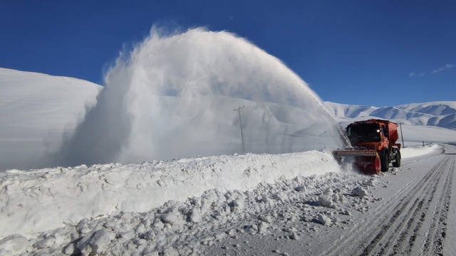 Karabet Geçidi'nde kar kalınlığı 2 metreyi geçti