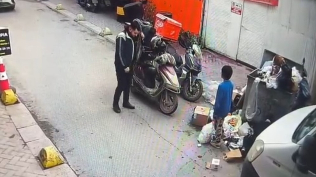 Soğukta üşüyen çocuğa ceketini çıkarıp veren kurye kameraya yansıdı
Eskişehir'de kuryenin duyarlı davranışı takdir topladı
Kurye Yalçın Demir: "Üşüdüğünü görünce üzerimdeki montu çıkartıp ona vermek istedim"
"Ben motosiklet kullanarak rızkımı kazandığım için soğuğun ne demek olduğunu çok iyi biliyorum"
"Aslında görüntüleri ben paylaşmadım, sosyal medyada görünce de şok oldum"