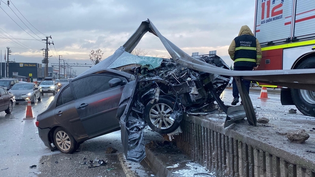 Kocaeli'de korkutan kaza: Otomobil bariyerlere ok gibi saplandı