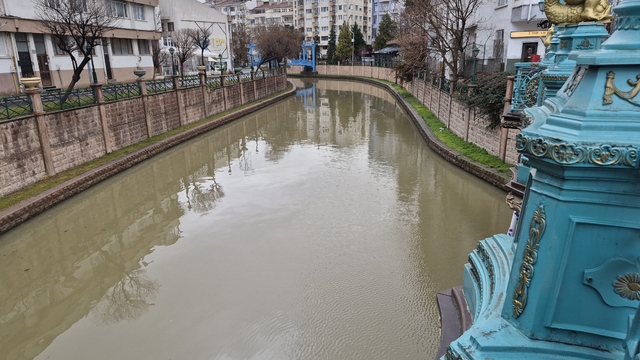 Porsuk Çayı kahverengi tonuna büründü
Kahverengine bürünen Porsuk Çayı'nın ilginç manzarası