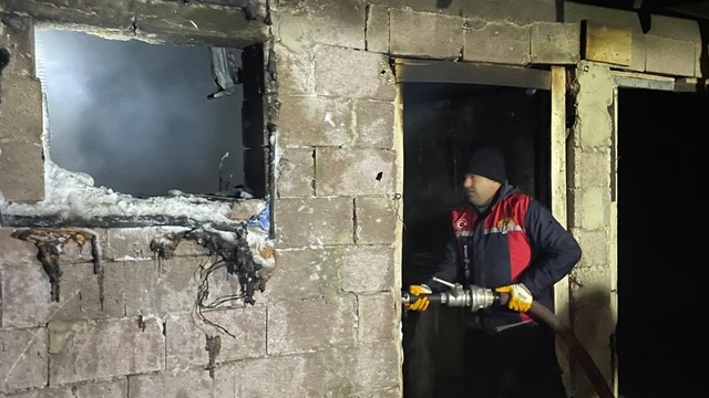 Çaldıran'da odunluk yangını