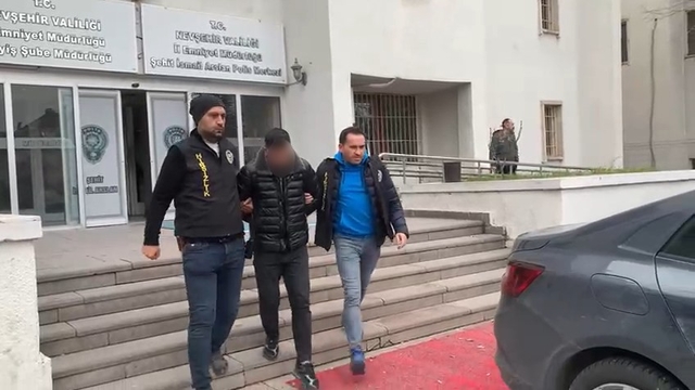 Önce doktoru, sonra da birbirlerini dolandırdılar
Dolandırıcıların parayla gittikleri anlar güvenlik kamerasına yansıdı, 3 kişi tutuklandı