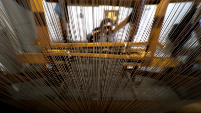 Bir zamanlar gemilere yelken oluyordu şimdilerde günlük hayata dokunuyor
Manisa bezi asırlık yolculuğuna kadın emeğiyle devam ediyor
Emek ve terapi dokuma tezgahında buluştu
Makineye yenilen Manisa bezi, tezgah başında dirildi