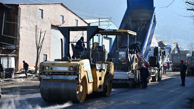 Büyükşehir kendi asfaltını yollarda kullanmaya başladı