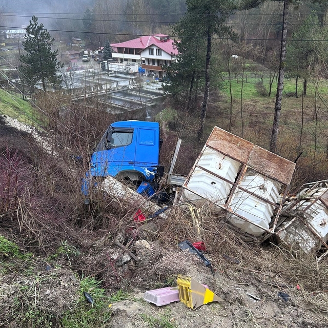 Bolu'da tır şarampole devrildi, elektrik direği zarar gördü
