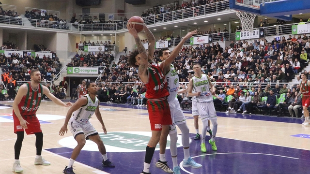 Karşıyaka potada Anadolu Efes önünde