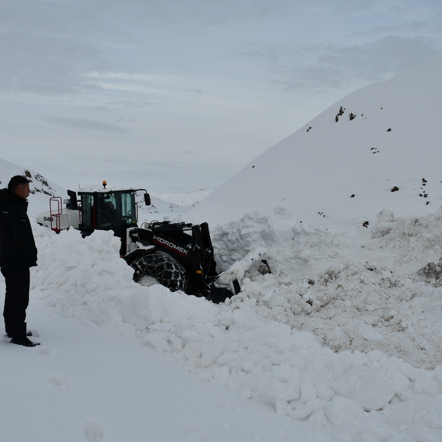 Beytüşşebap'ta kar kalınlığı yer yer 3 metreyi buldu
