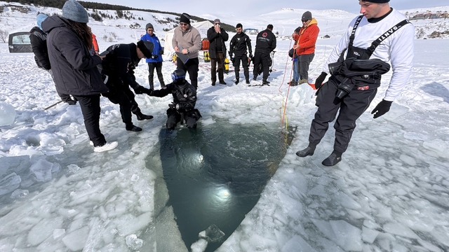 Akademisyen ve öğrenciler dondurucu soğukta buzla kaplı Çıldır Gölü'ne daldı