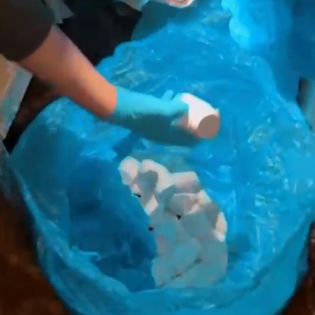 Çöp poşetlerinde uyuşturucu ele geçirildi; 2 tutuklama