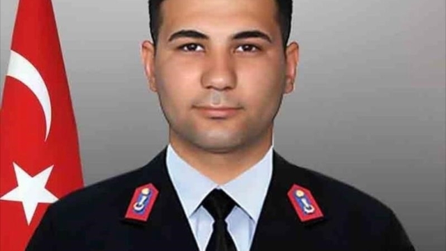 Bursa Adliyesinde 2 kişinin öldüğü, 1 uzman çavuşun şehit olduğu kanlı saldırının yeni görüntüleri ortaya çıktı
Silahı oğlunun tekerlekli sandalyesine gizleyerek adliyeye sokmuş