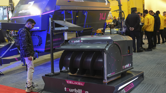 Yerli yem itme robotu çiftliklerde yem israfını azaltıp süt verimini artıracak