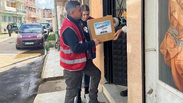 Efeler'in 'Kardeş Eli' projesi ihtiyaç sahibi vatandaşlara destek oldu