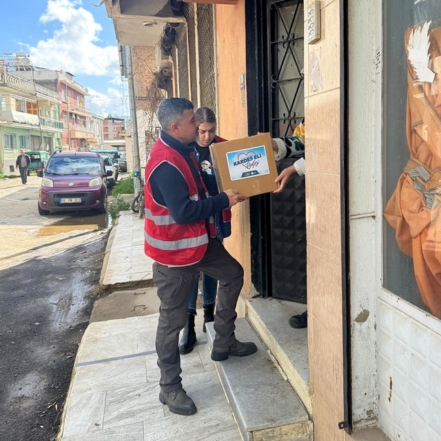 Efeler'in 'Kardeş Eli' projesi ihtiyaç sahibi vatandaşlara destek oldu