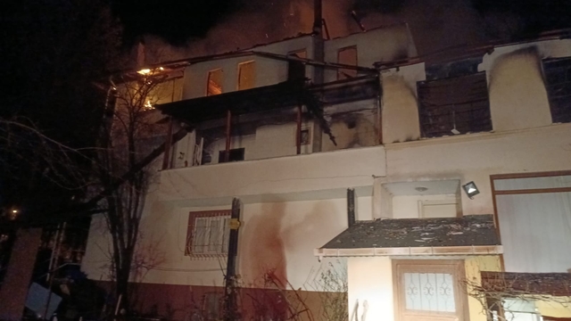 Karabük'te 3 katlı evde çıkan yangın söndürüldü