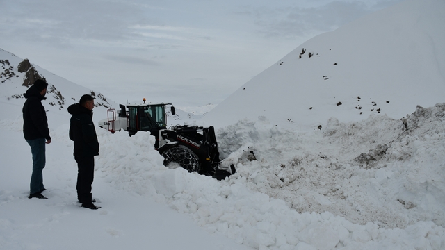 Beytüşşebap'ta kar kalınlığı yer yer 3 metreyi buldu