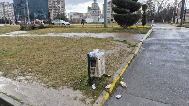 Altyapı panosunu çöp kutusuna çevirdiler
Kentin göbeğinde çirkin manzara