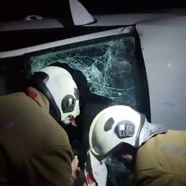 Takla atarak tarlaya uçan otomobilin sürücüsü yaralandı