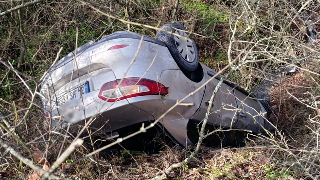 Çanakkale'de otomobil dereye uçtu: 2 yaralı