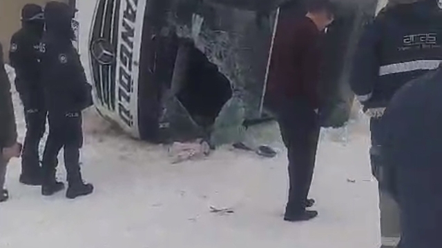 Ağrı'da yolcu otobüsü devrildi: 16 yaralı