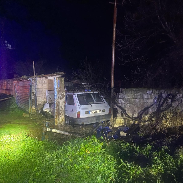 İzmir'de otomobil bahçe duvarına çarptı: 1 ölü
