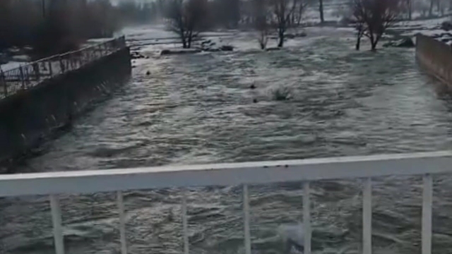 Elazığ'da kar suları eridi, dereler coştu
