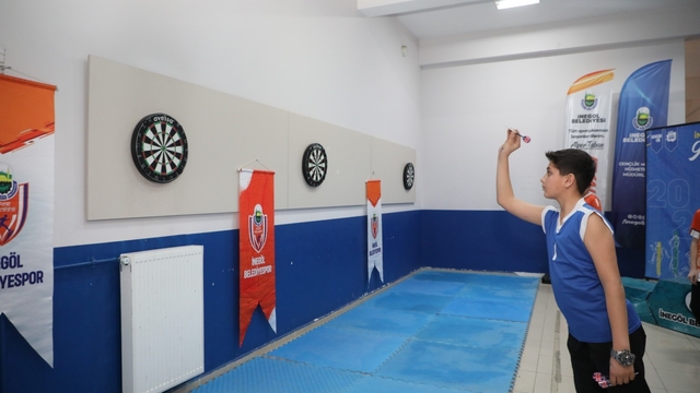 Öğrenciler dart turnuvasında kıyasıya mücadele etti