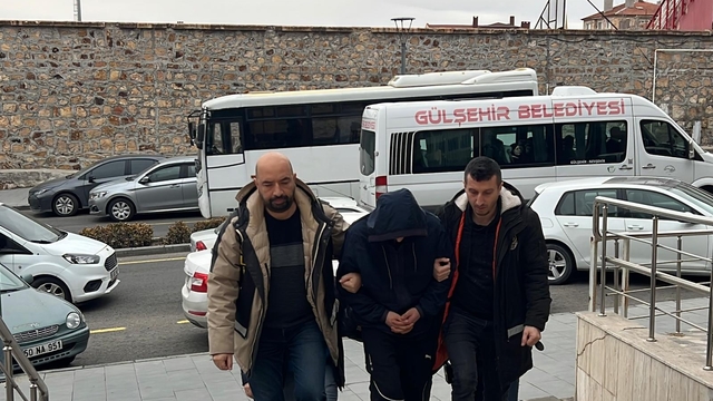 Emekli doktoru 650 bin dolarını alıp, dolandıran 5 şüpheli tutuklandı