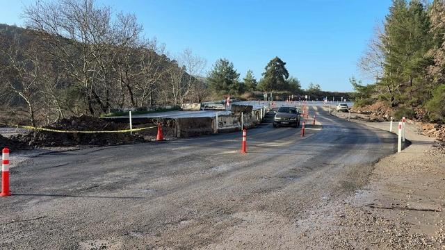 Sağanak nedeniyle çöken yol, kısmi olarak trafiğe açıldı