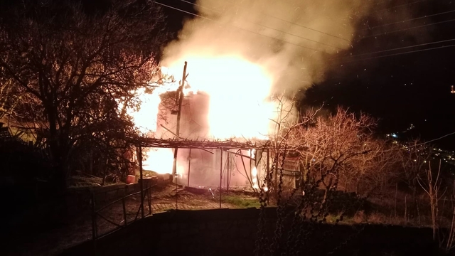 Amasya'da yangın çıkan bağ evi kullanılamaz hale geldi