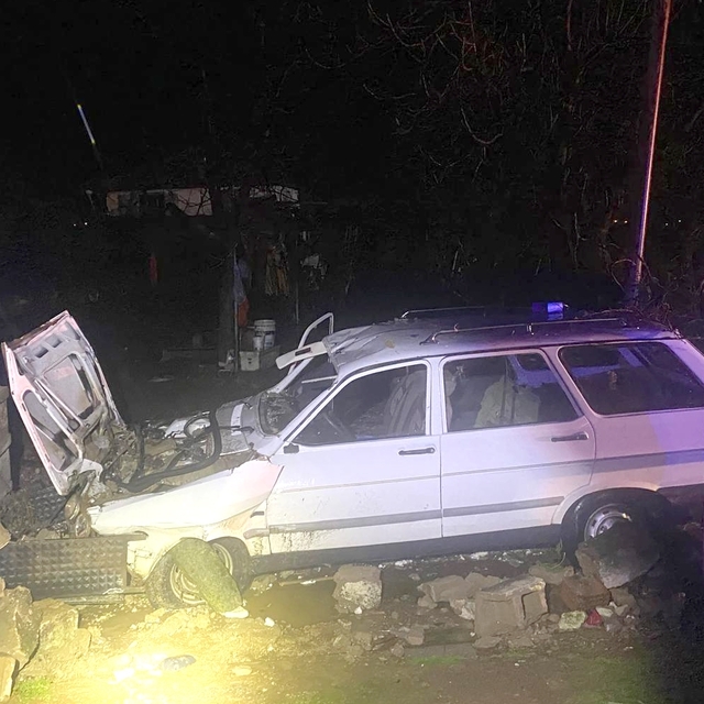 İzmir'de bahçe duvarına çarpan otomobildeki 1 kişi öldü