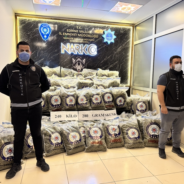 Edirne'de ele geçirilen uyuşturucu maddeler sergilendi