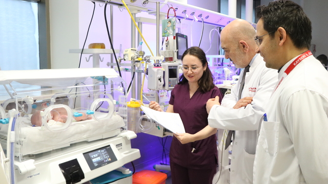 İç organları göğüs kafesinde doğan bebek, ameliyatla sağlığına kavuştu