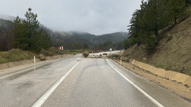 Bolu'da kaya parçaları düşen kara yolunda ulaşım kontrollü sağlanıyor