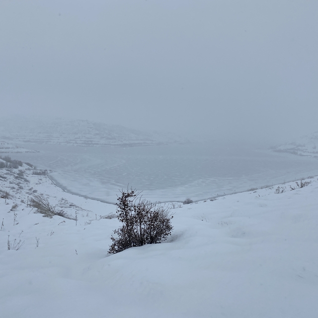 Sivas'ta 4 Eylül Barajı'nın yüzeyi buzla kaplandı