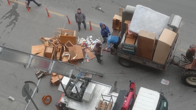 Mersin'de halk sağlığını tehdit eden çöp ev temizlendi