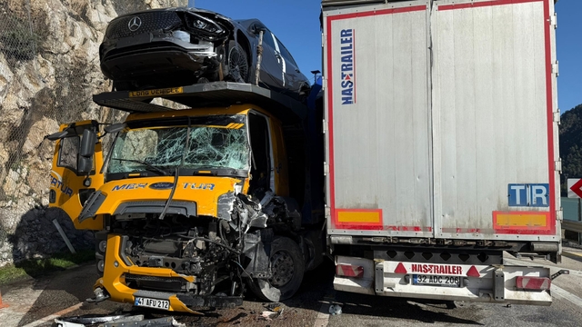 Burdur'da 2 tırın çarpıştığı kazada sürücüler yaralandı