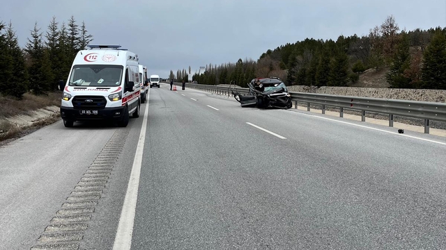 Afyonkarahisar'da tıra arkadan çarpan hafif ticari araçtaki 5 kişi yaralandı