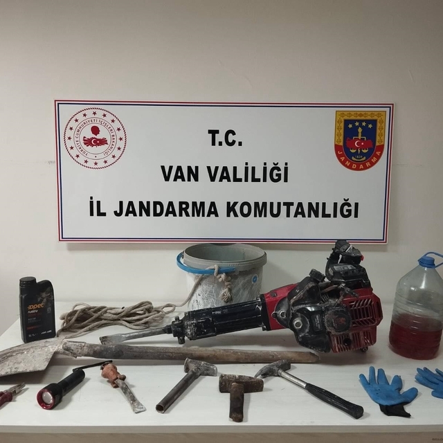 Van'da kaçak kazı yapan 4 kişi yakalandı
