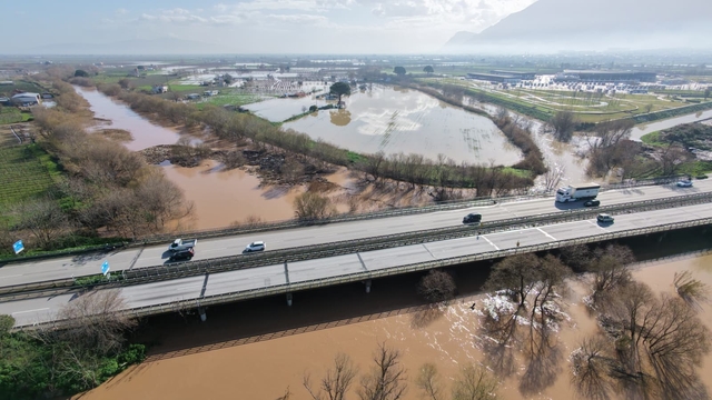 Adımla geçilen nehir taştı
Eylül ayında adımla geçilen Gediz Nehri taştı
Kuruma noktasına gelen Gediz Nehri eski günlerine döndü