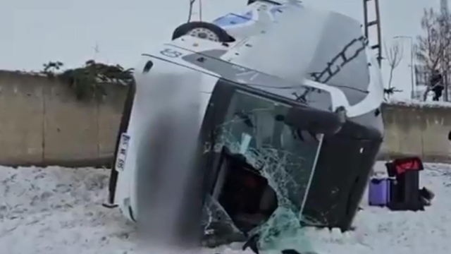 Patnos'ta yolcu otobüsü devrildi: 16 yaralı