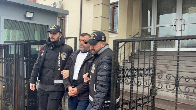 Eşini ve ilişkisi olduğunu iddia ettiği emlakçıyı öldüren emekli polis adliyede